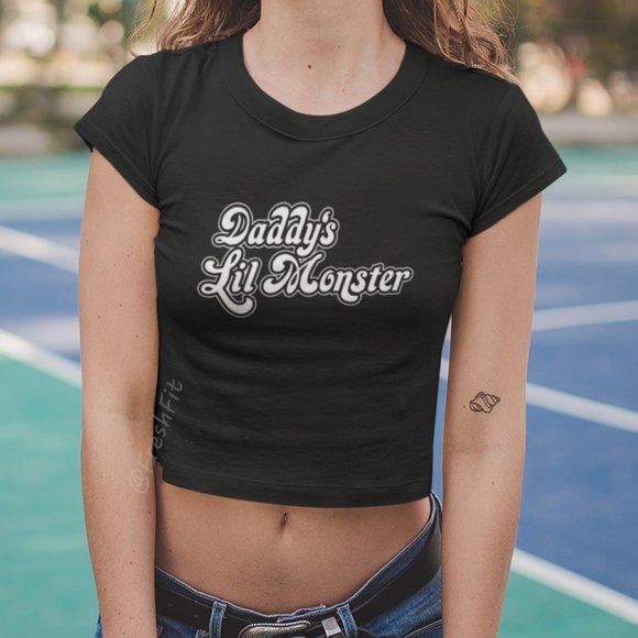 🆕Daddy's Lil Monster Fitted Crop Top Tee Black - Picture 1 of 4